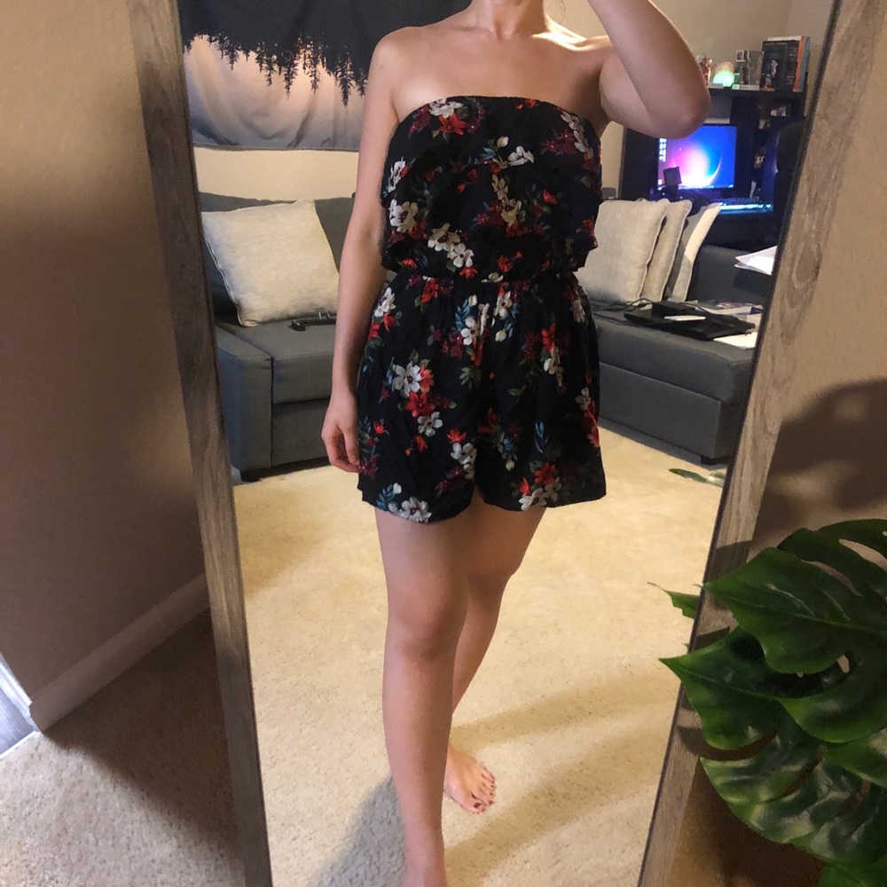 Hollister Black Floral Romper Size SMALL- EUC